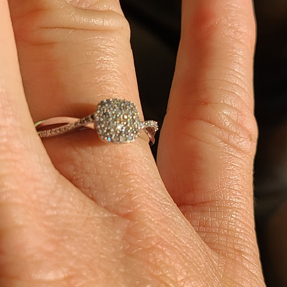 GENUINE 1/6 Ct Diamond Ring - Picture 7 of 8
